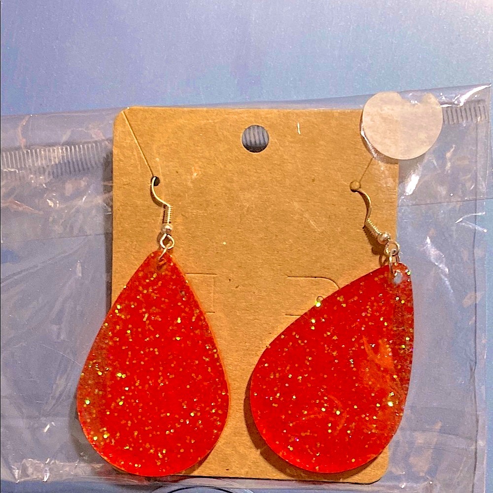 🏷️ FREE W/PURCHASE BNWT Glittering Red Teardrop Earrings
